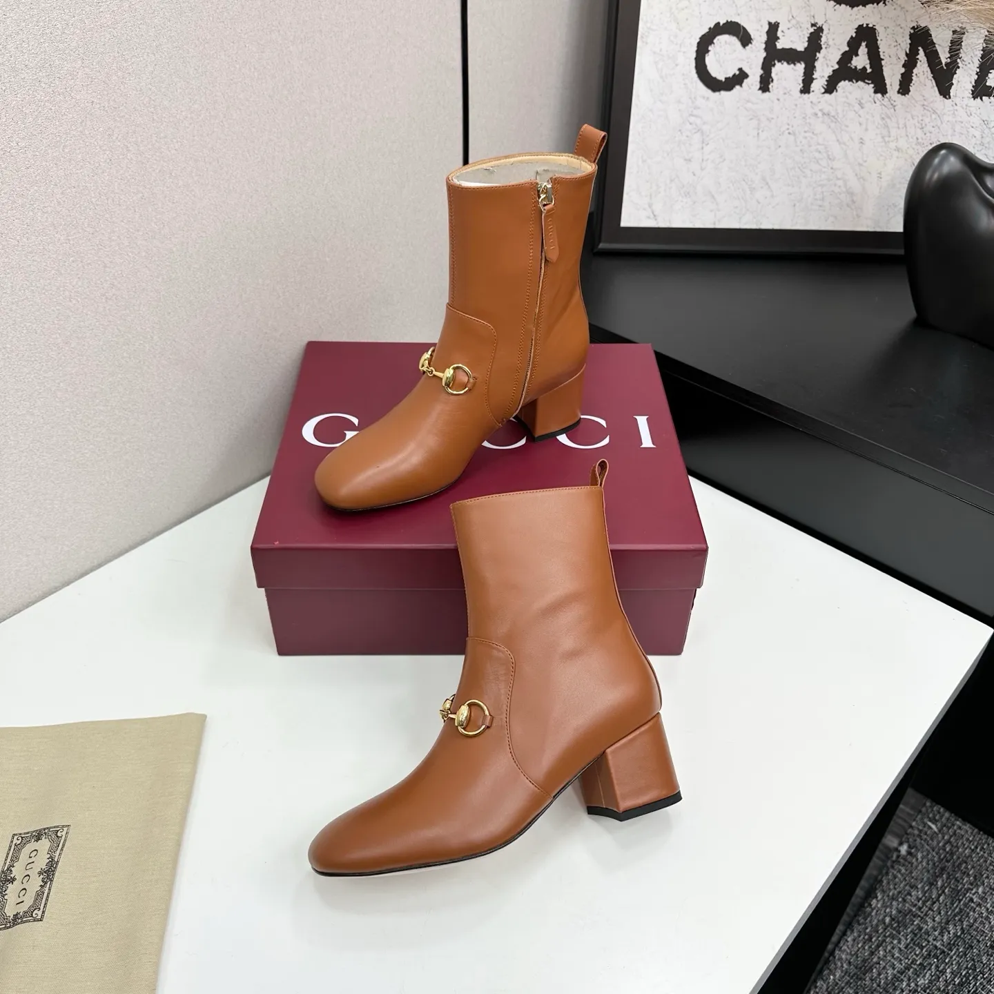 👟👟Ex-factory price 740👟👟 Gucci Gucci 2025G new autumn and winter classic horsebit thick heel short boots. The main series is finally available, and the products are worth looking forward to! Original classics create new designs ✨ Purchasing agent level! Full of high-end feel! A favorite among bloggers at home and abroad, it is retro and fashionable, easy to wear and looks great on your feet! Mainly recommended by the official website, new colors are constantly updated 🆕 ▪️Upper: original calfskin/cloth ▪️Inner lining: imported sheepskin ▪️Outsole: Italian leather outsole ▪️Heel height: 3.5cm ▪️Shoe size: 35-39 (40.41.42 can be customized)